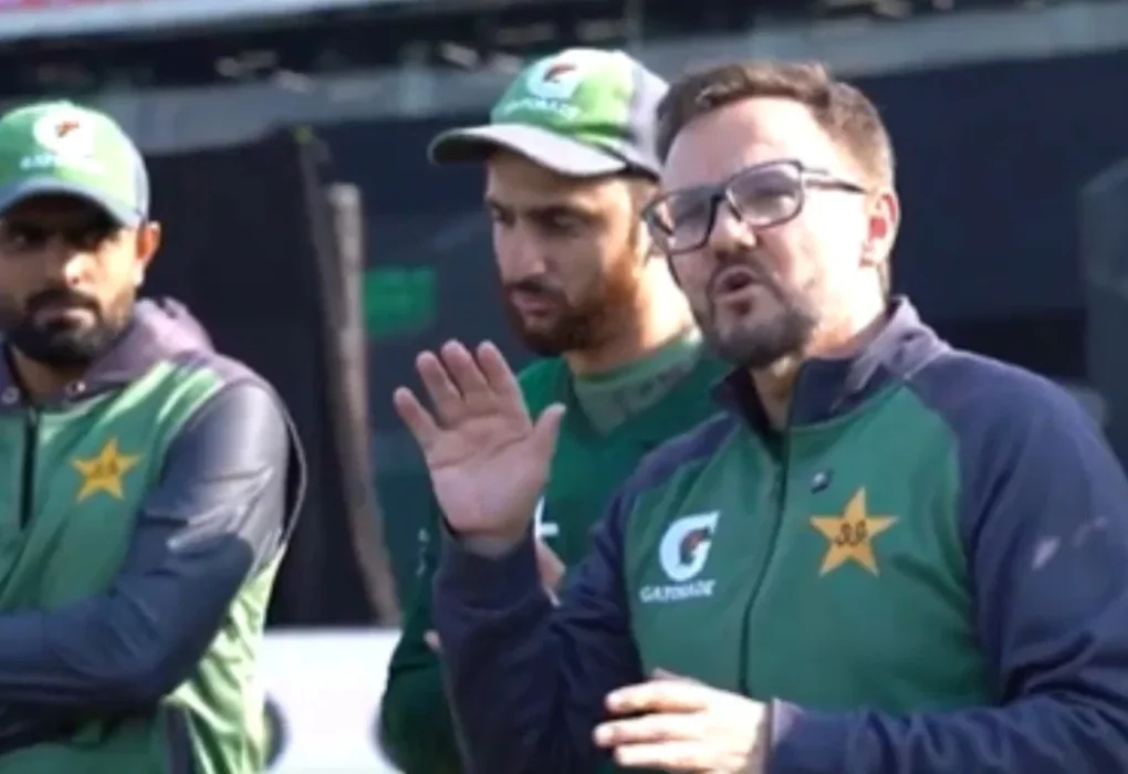 Pakistani cricketers hate the mic