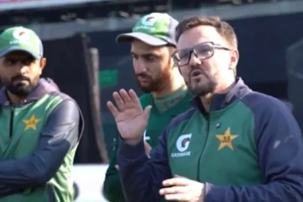 Pakistani cricketers hate the mic