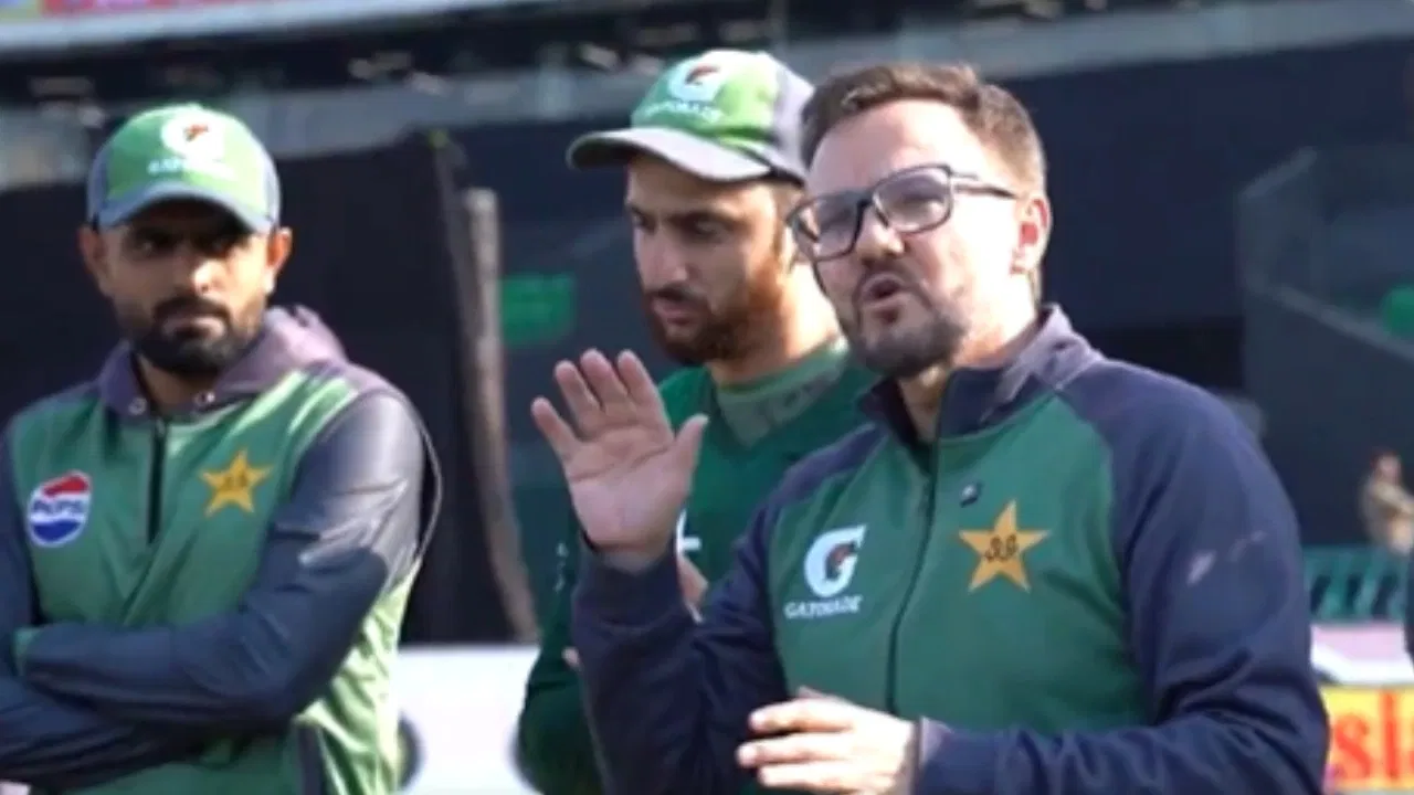 Pakistani cricketers hate the mic