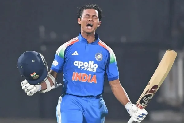 Yashasvi Jaiswal came out to bat